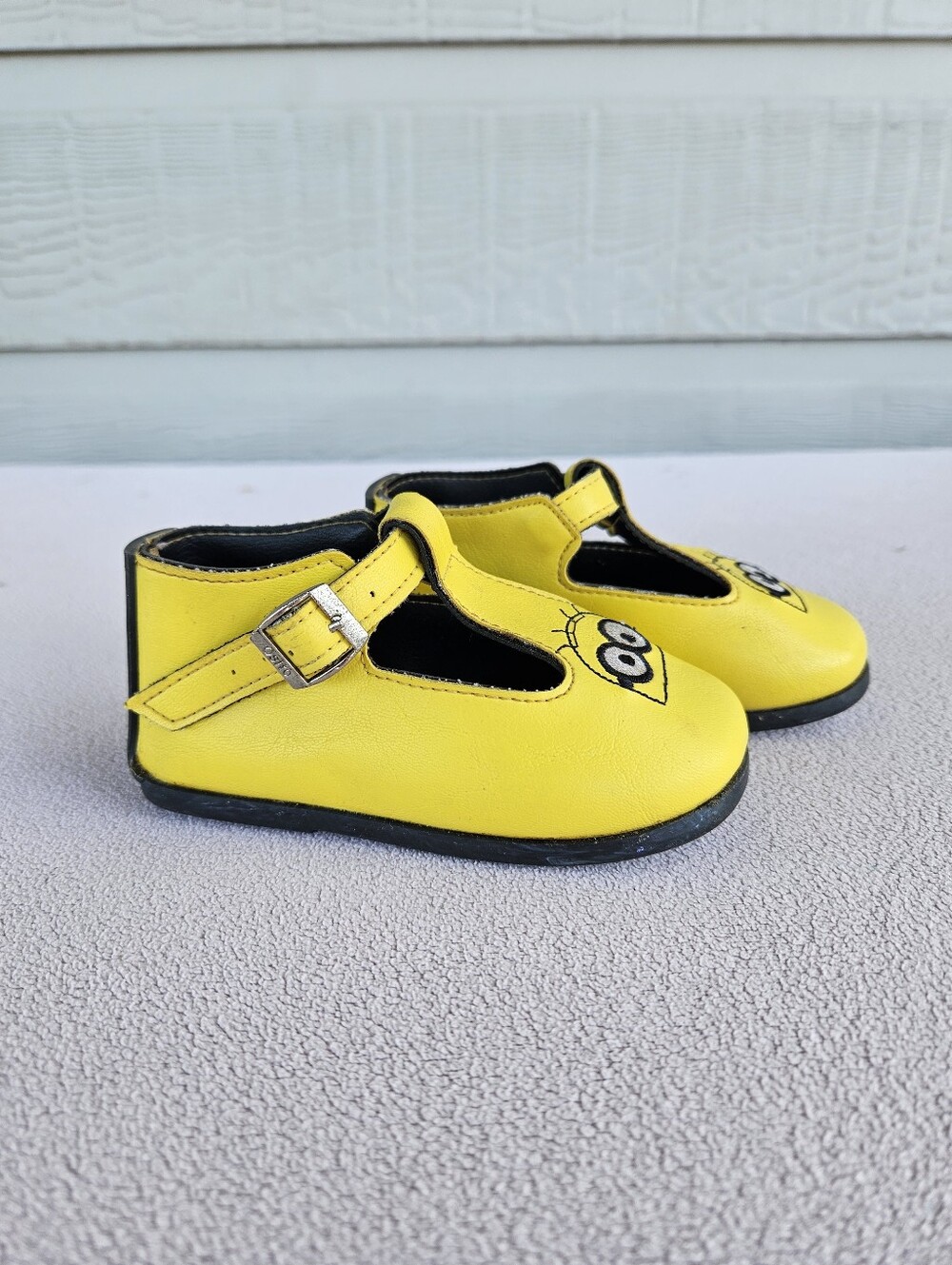 Osito Minion T-Strap Flats Toddler Mex SZ 20 US SZ 7 Yellow Minion Buckle